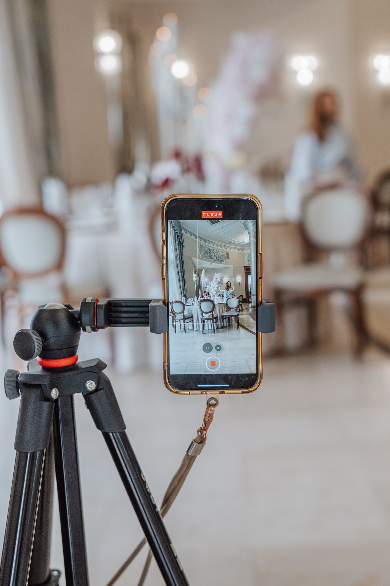 Telefon na statywie podczas ćwiczeń wideo